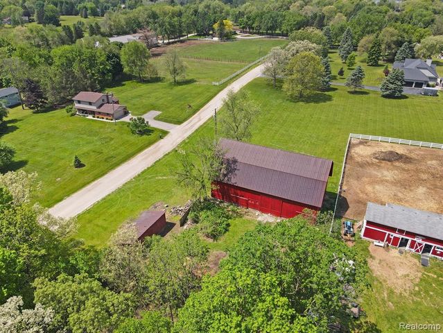 2352 Meadowood Lane, Milford, MI 48380