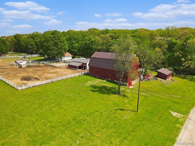 2352 Meadowood Lane, Milford, MI 48380