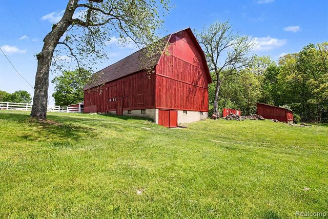 2352 Meadowood Lane, Milford, MI 48380