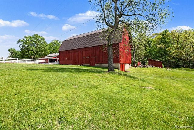2352 Meadowood Lane, Milford, MI 48380