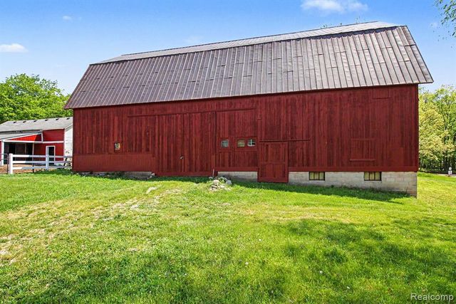 2352 Meadowood Lane, Milford, MI 48380