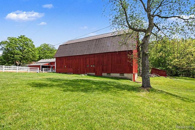 2352 Meadowood Lane, Milford, MI 48380