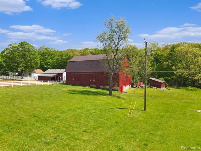 2352 Meadowood Lane, Milford, MI 48380