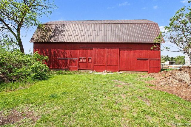 2352 Meadowood Lane, Milford, MI 48380