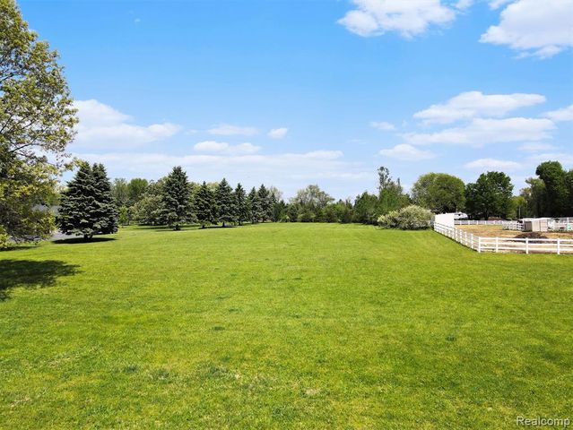 2352 Meadowood Lane, Milford, MI 48380