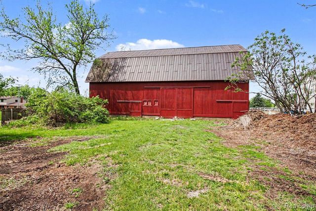 2352 Meadowood Lane, Milford, MI 48380