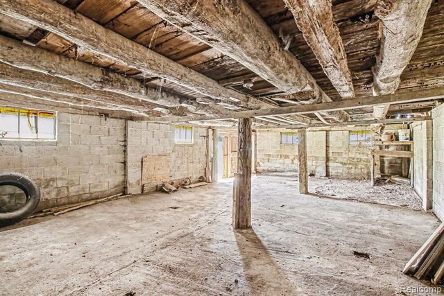 2352 Meadowood Lane, Milford, MI 48380