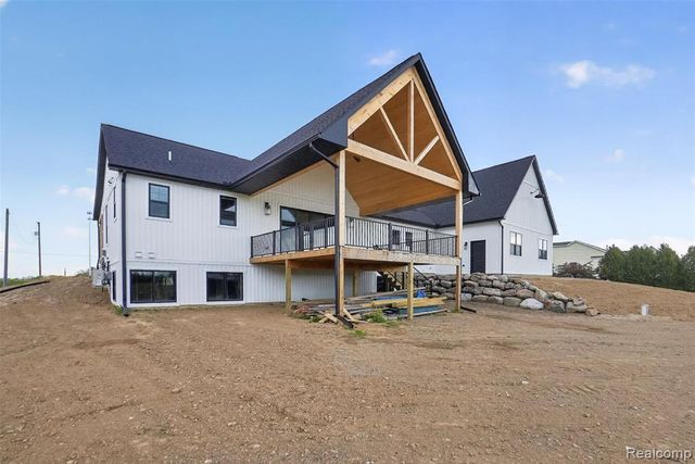 2352 Meadowood Lane, Milford, MI 48380