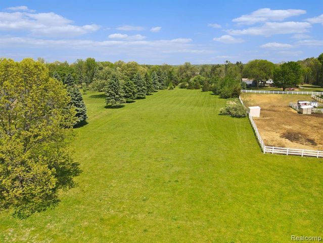 2352 Meadowood Lane, Milford, MI 48380
