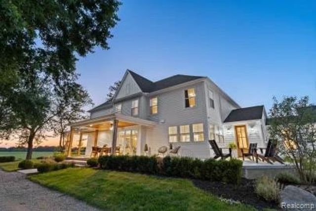 2352 Meadowood Lane, Milford, MI 48380