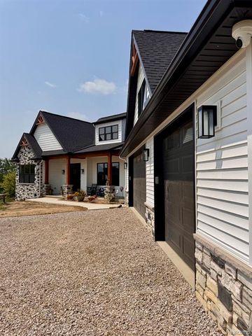 2352 Meadowood Lane, Milford, MI 48380