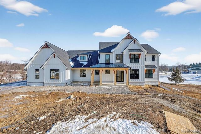 2352 Meadowood Lane, Milford, MI 48380