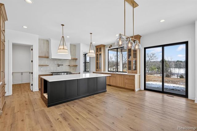 2352 Meadowood Lane, Milford, MI 48380