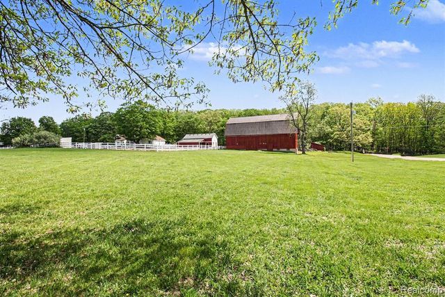 2352 Meadowood Lane, Milford, MI 48380