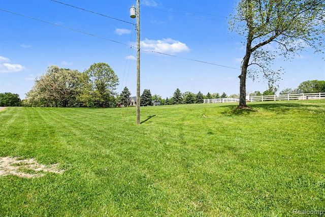 2352 Meadowood Lane, Milford, MI 48380