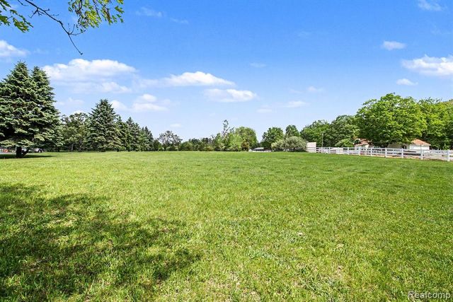 2352 Meadowood Lane, Milford, MI 48380