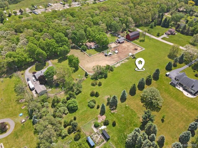 2352 Meadowood Lane, Milford, MI 48380