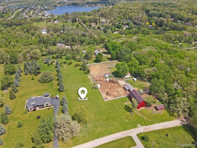 2352 Meadowood Lane, Milford, MI 48380