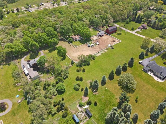 2352 Meadowood Lane, Milford, MI 48380