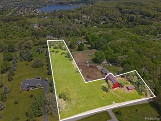 2352 Meadowood Lane, Milford, MI 48380