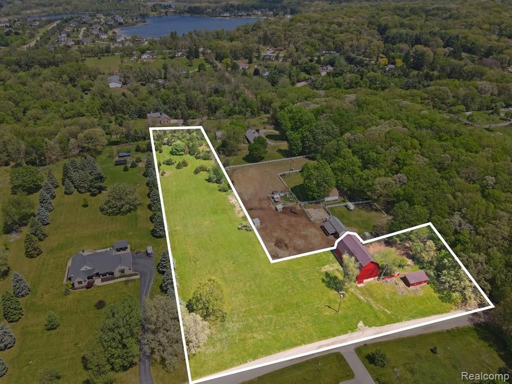 2352 Meadowood Lane, Milford, MI 48380