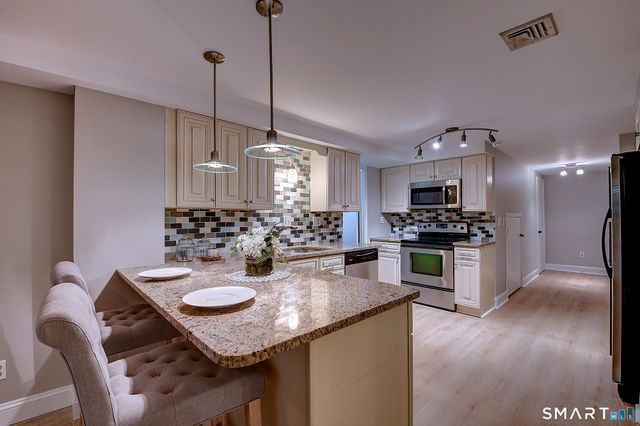 1387 New London Turnpike, Glastonbury, CT 06033