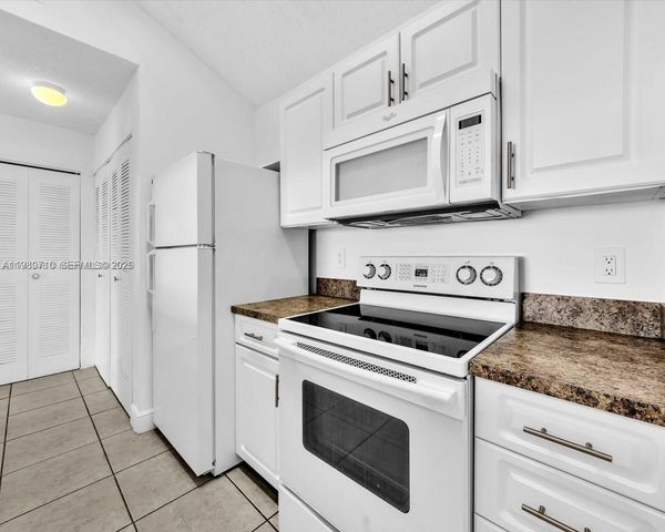 15770 SW 106th Ter 303, Miami, FL 33196