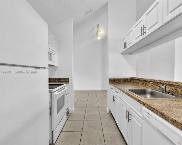 15770 SW 106th Ter 303, Miami, FL 33196