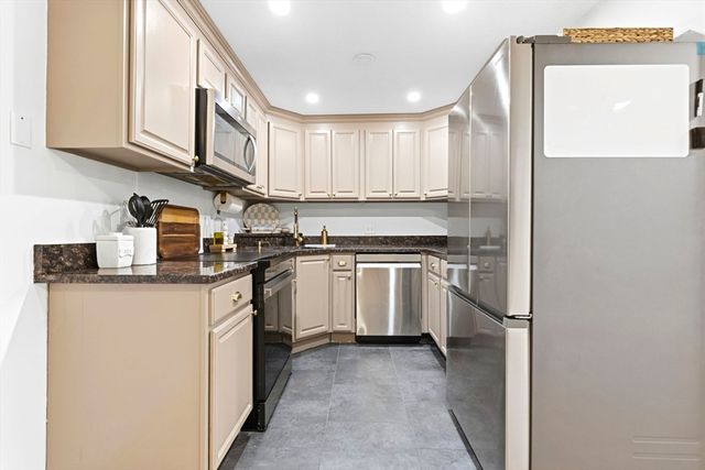206 Rock St M7, Norwood, MA 02062