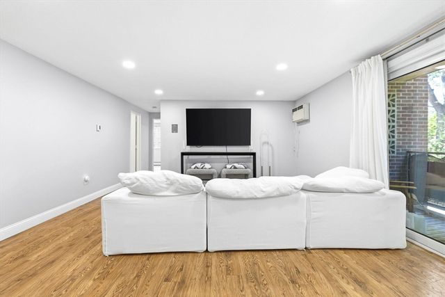 206 Rock St M7, Norwood, MA 02062