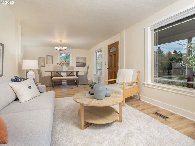 17055 Sw FLORENCE St, Beaverton, OR 97078