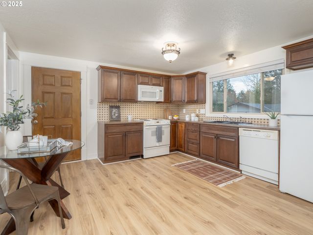 17055 Sw FLORENCE St, Beaverton, OR 97078