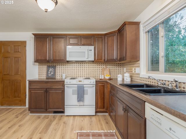 17055 Sw FLORENCE St, Beaverton, OR 97078