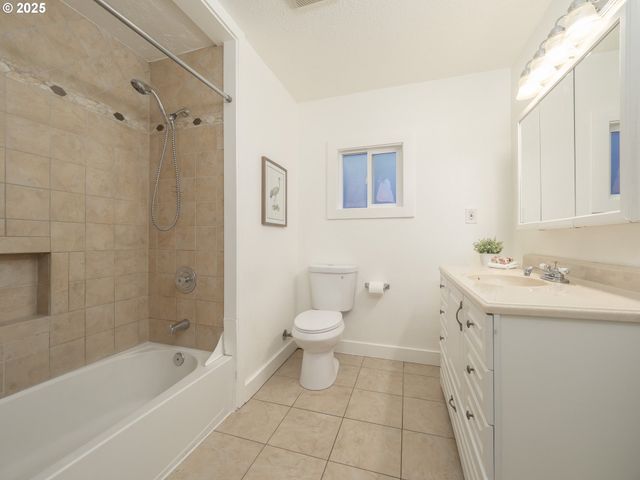 17055 Sw FLORENCE St, Beaverton, OR 97078