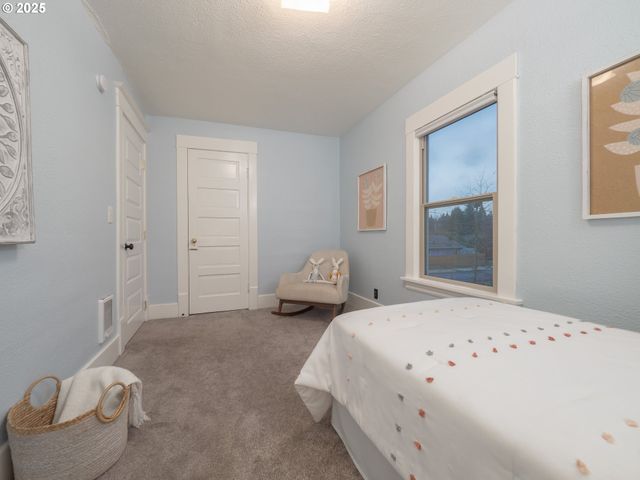 17055 Sw FLORENCE St, Beaverton, OR 97078