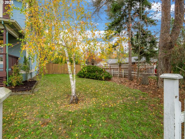 17055 Sw FLORENCE St, Beaverton, OR 97078