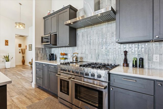 108 Schoolhouse LN, Spicewood, TX 78669