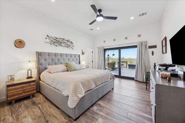 108 Schoolhouse LN, Spicewood, TX 78669