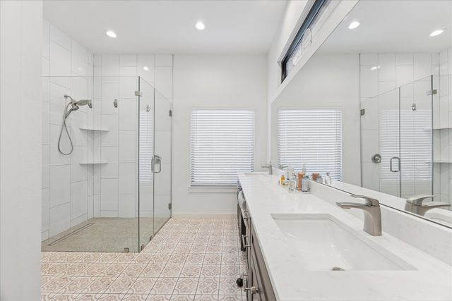 108 Schoolhouse LN, Spicewood, TX 78669