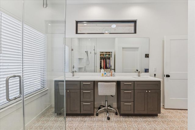 108 Schoolhouse LN, Spicewood, TX 78669