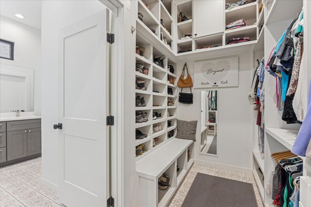 108 Schoolhouse LN, Spicewood, TX 78669