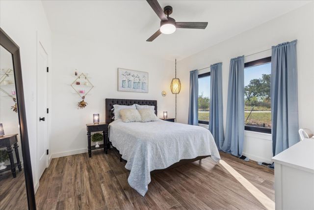 108 Schoolhouse LN, Spicewood, TX 78669