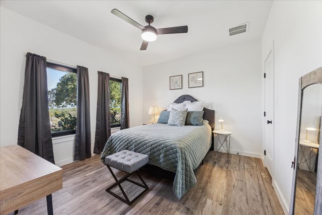 108 Schoolhouse LN, Spicewood, TX 78669