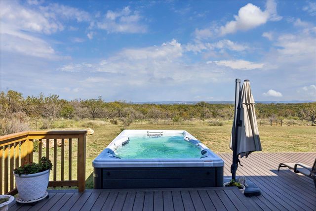 108 Schoolhouse LN, Spicewood, TX 78669