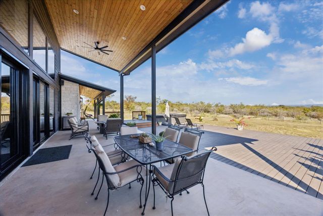 108 Schoolhouse LN, Spicewood, TX 78669