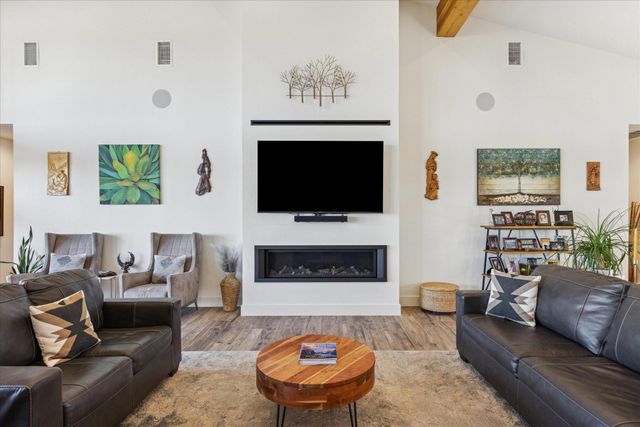 108 Schoolhouse LN, Spicewood, TX 78669