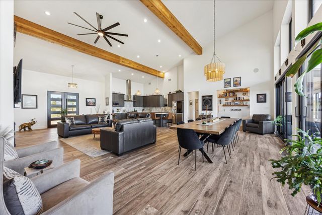 108 Schoolhouse LN, Spicewood, TX 78669