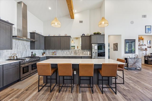 108 Schoolhouse LN, Spicewood, TX 78669