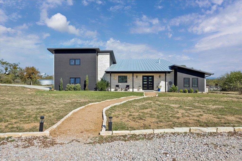 108 Schoolhouse LN, Spicewood, TX 78669