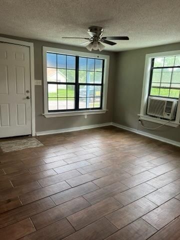 6710 Phillips Lane, Hitchcock, TX 77563